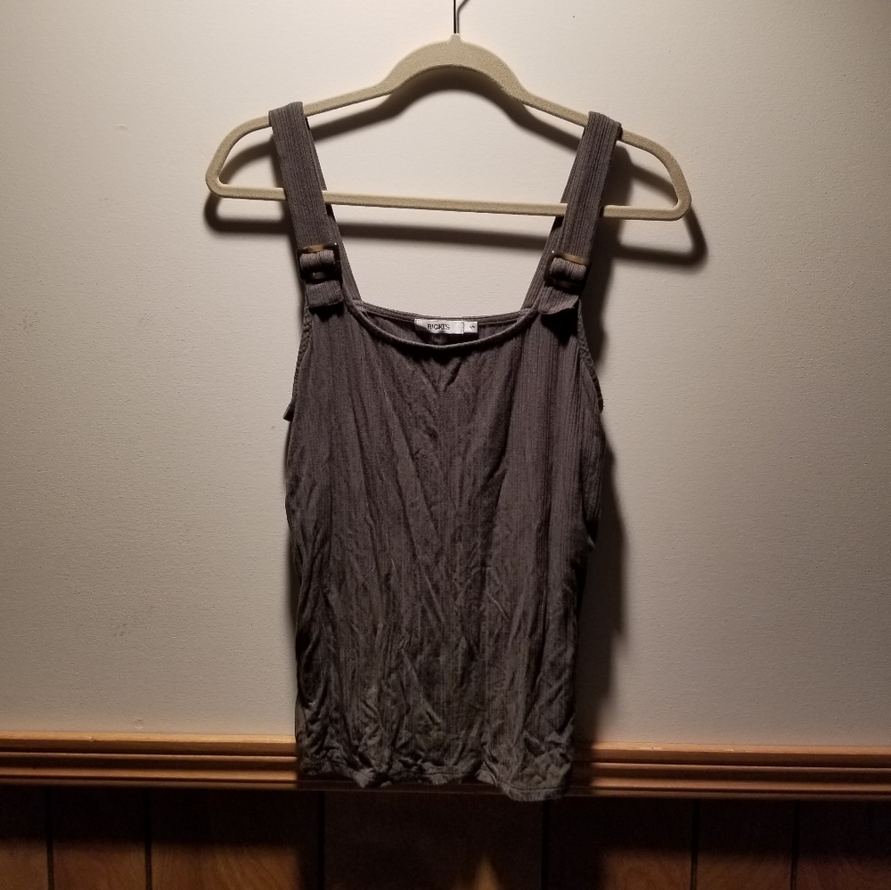 🍁🌺Ricki's ribbed tank top with tortoise shell buckles